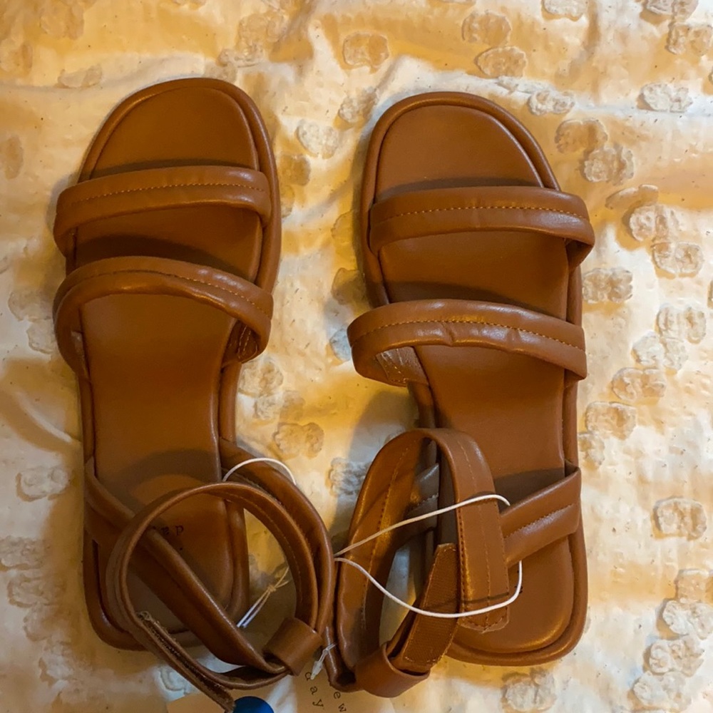 Cute sandals!